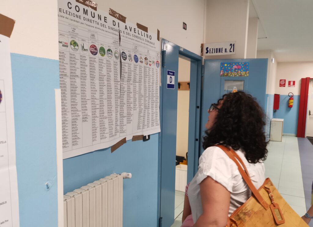 Elezioni Avellino manifesti elettorali ai seggi