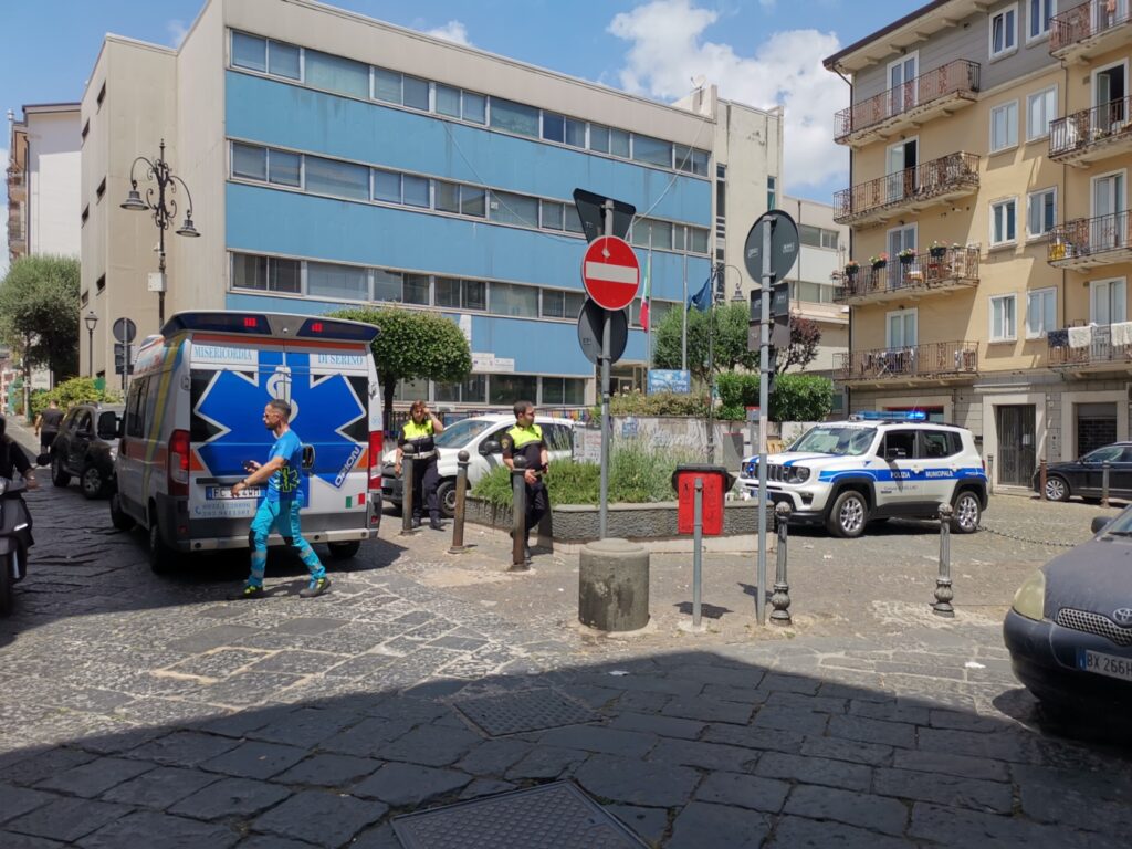 Avellino, piazza Solimena Ambulanza e Vigili