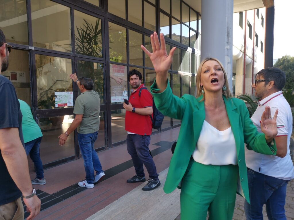 Laura Nargi davanti l'ingresso del Comune il giorno della vittoria al ballottaggio