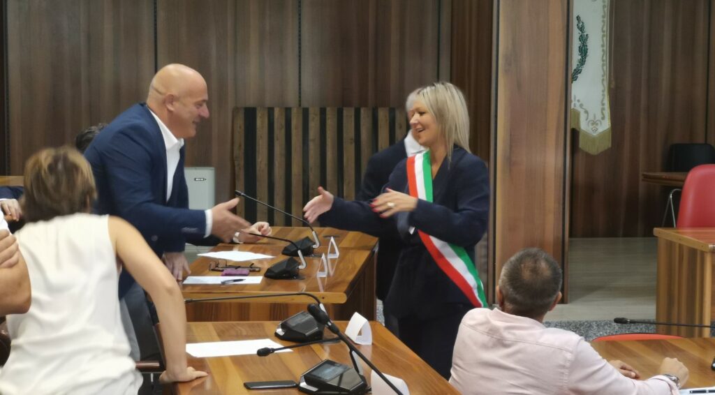 Laura Nargi saluta in consiglio comunale Gerardo Melillo