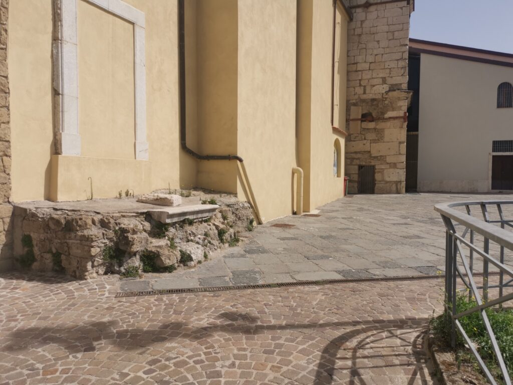 Porta laterale murata al lato della cattedrale del Duomo di Avellino