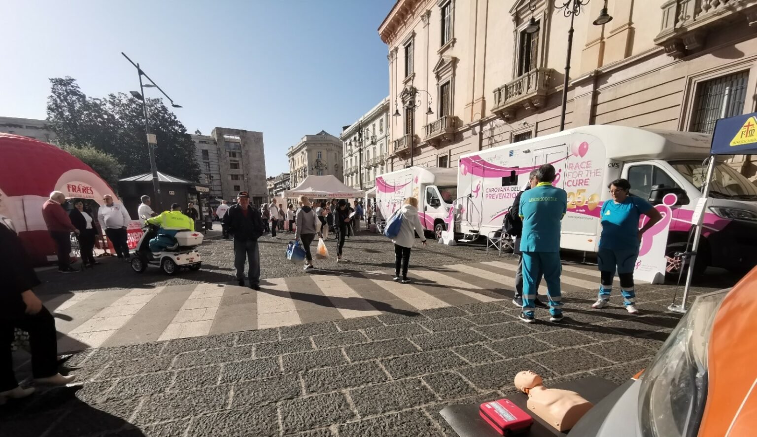 FOTO/Carovana della prevenzione Komen in piazza Libertà con Misericordia, Fratres, Pro Loco e Coni