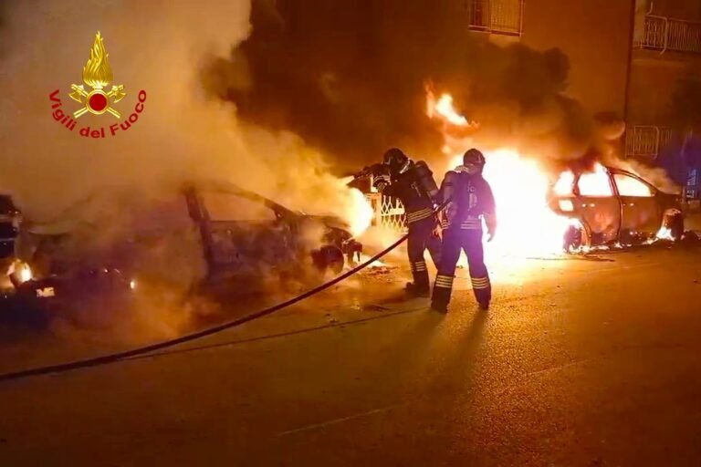 Incendio auto Solofra vigili del fuoco in azione