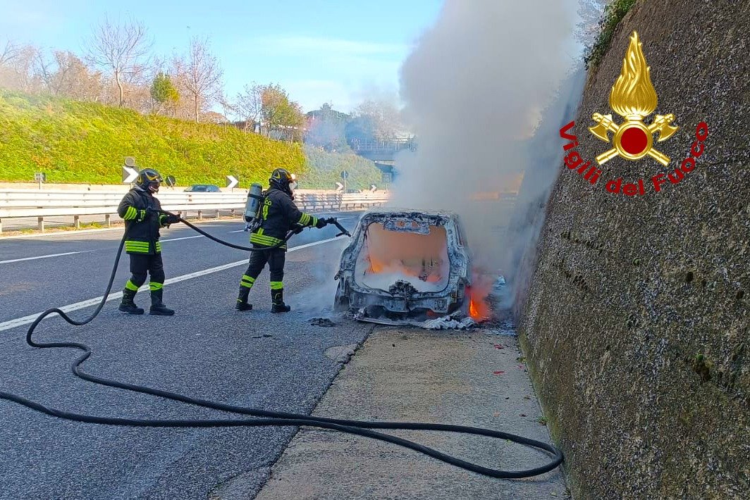 Incendio auto, vigili del fuoco in azione lungo l'A16