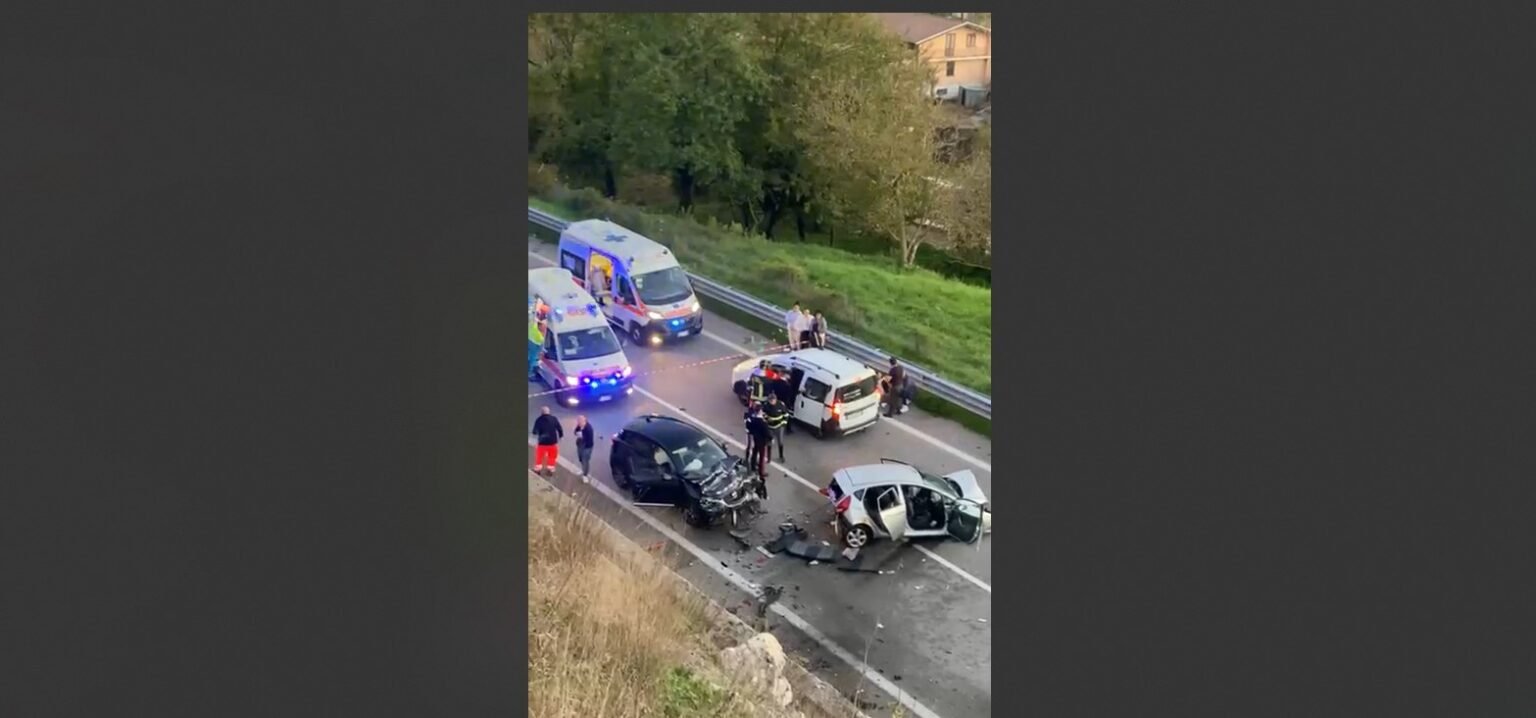 Maxi incidente sull’Ofantina, almeno cinque auto coinvolte: tra i 12 feriti anche una bambina. Un 36enne in codice rosso Incidente Ofantina 3 novembre 2024
