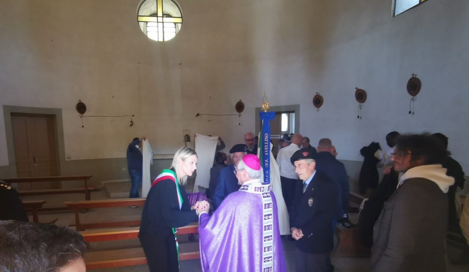 FOTO/Il Vescovo tira le orecchie al Comune di Avellino: “E’ la quarta Amministrazione a cui chiedo il restauro della Cappella del Cimitero, è una discarica” Il sindaco Nargi e il vescovo Aiello nella Cappella Centrale del Cimitero di Avellino