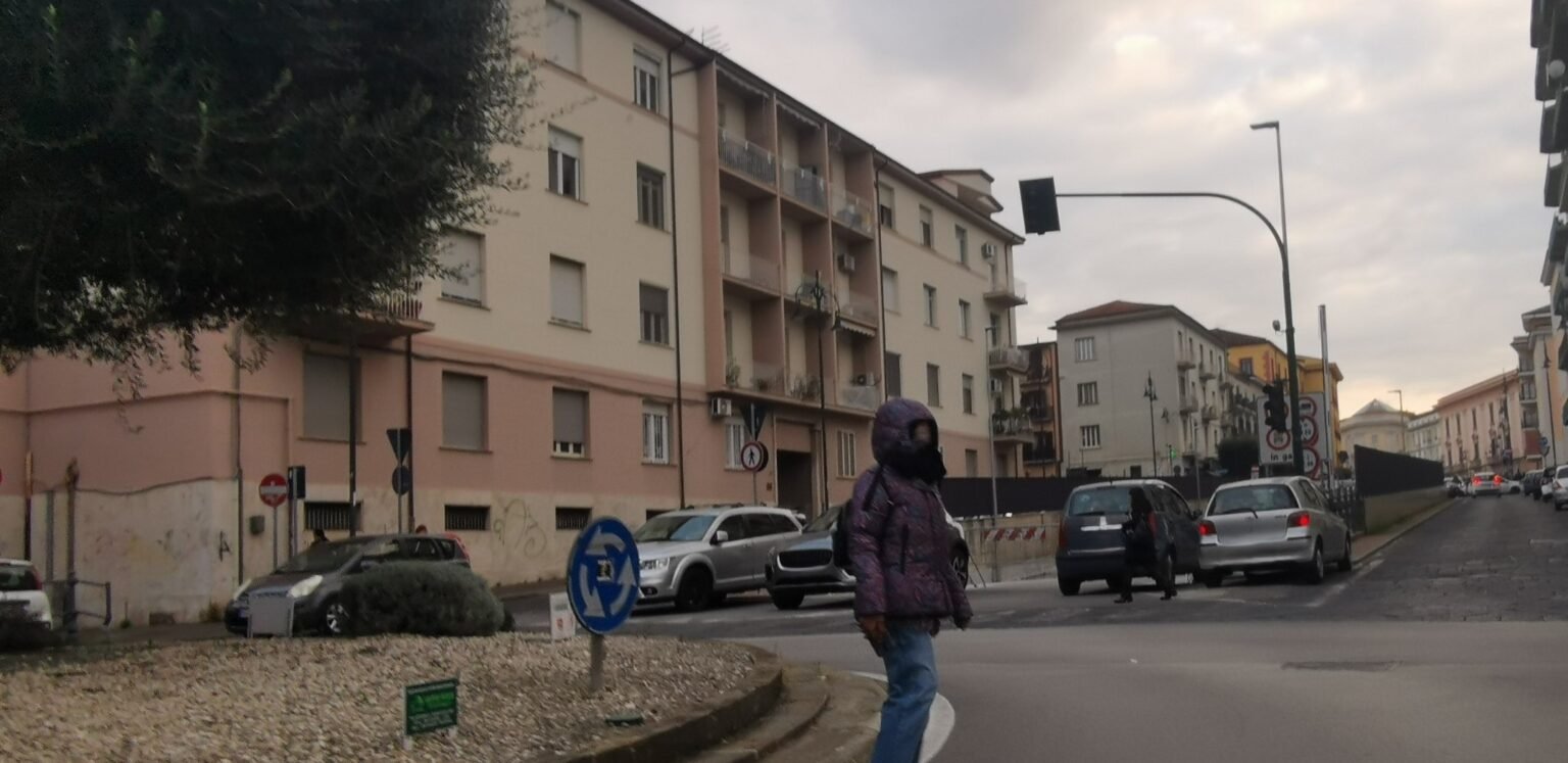 Tunnel di piazza Garibaldi, il Comune all’attacco: ultimatum al Provveditorato e poi denuncia alla Corte dei Conti Tunnel piazza Garibaldi ingresso transenne e auto in sosta