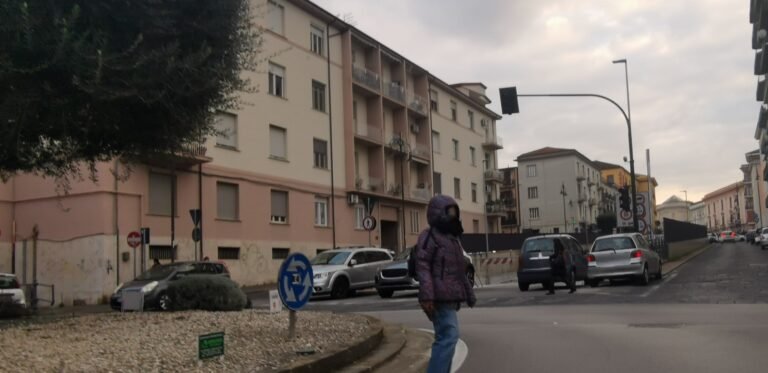 Tunnel piazza Garibaldi ingresso transenne e auto in sosta