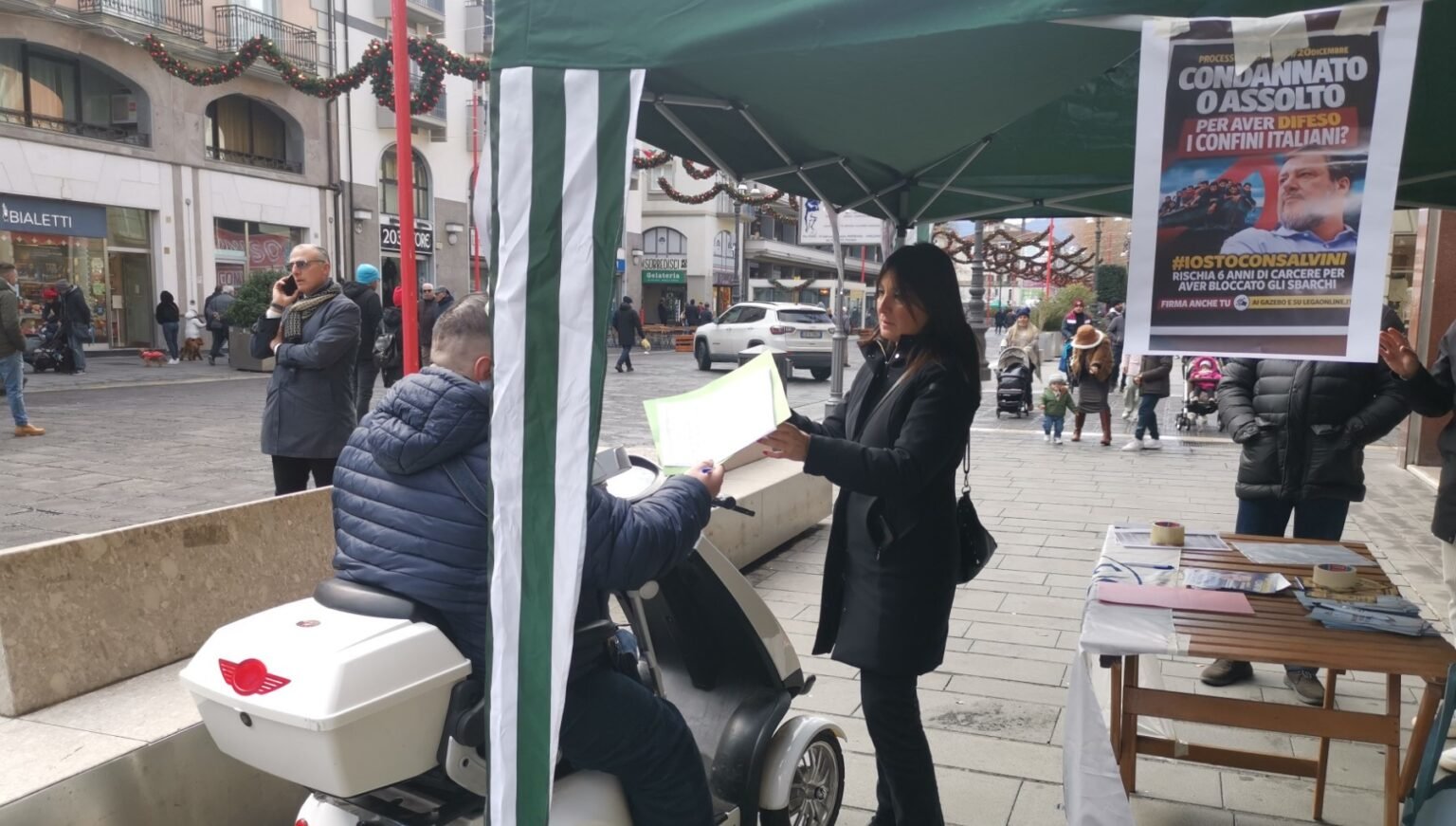 Salvini rischia 6 anni di carcere, gazebo della Lega ad Avellino. La segretaria cittadina Iaverone: “Assurdo processare chi ha difeso i confini italiani” Maria Elena Iaverone gazebo Lega