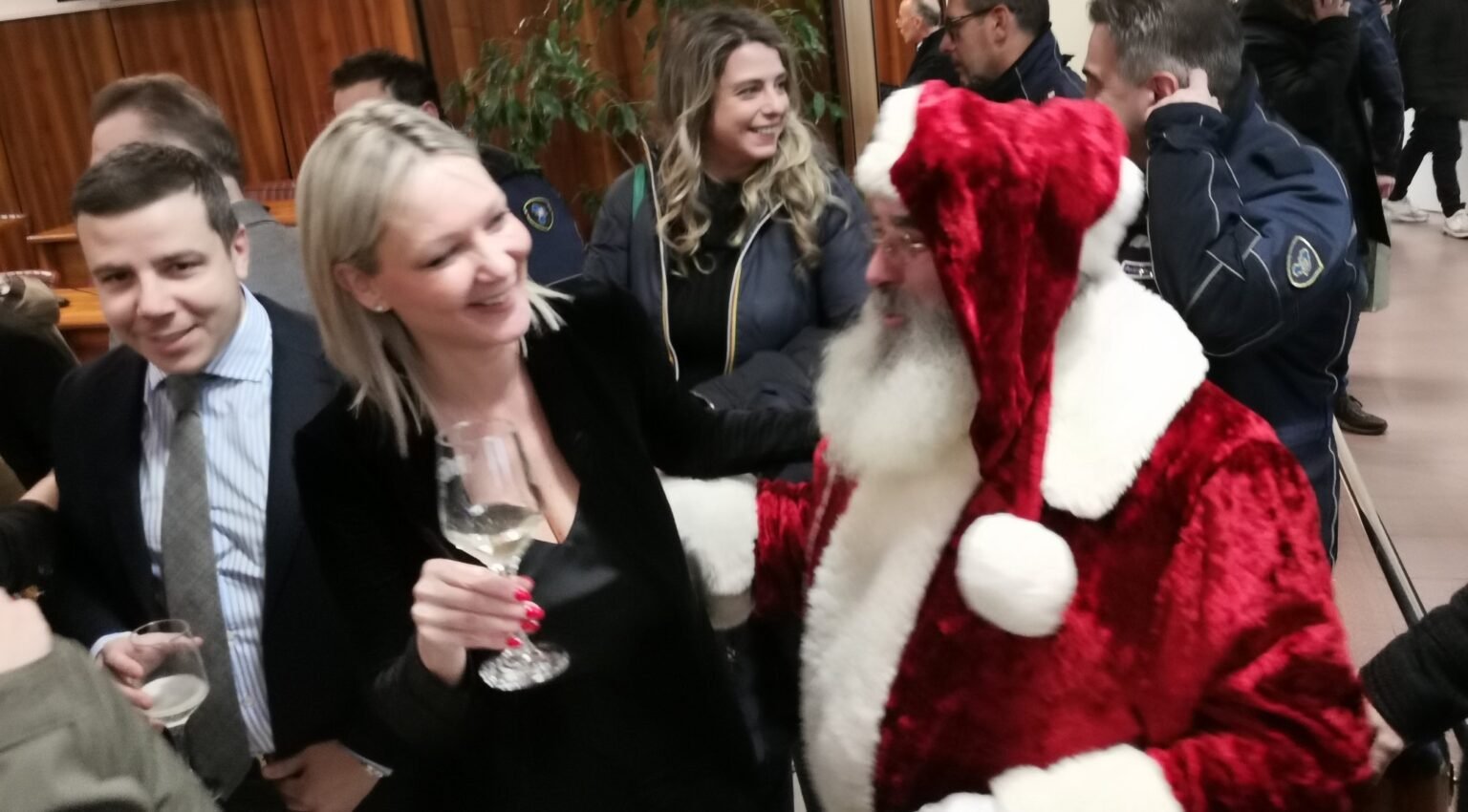 FOTO/Brindisi di Natale in Comune con la sindaca Nargi, e spunta il nome dell’assessore alla Cultura: Scaletti Laura Nargi brindisi al Comune di Avellino con Babbo Natale