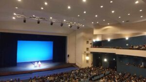 Paolo Crepet: stiamo educando i giovani a non pensare. Ripartiamo dal valore delle relazioni