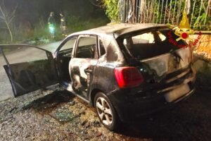 Incendio auto Altavilla Irpina intervento vigili del fuoco Avellino