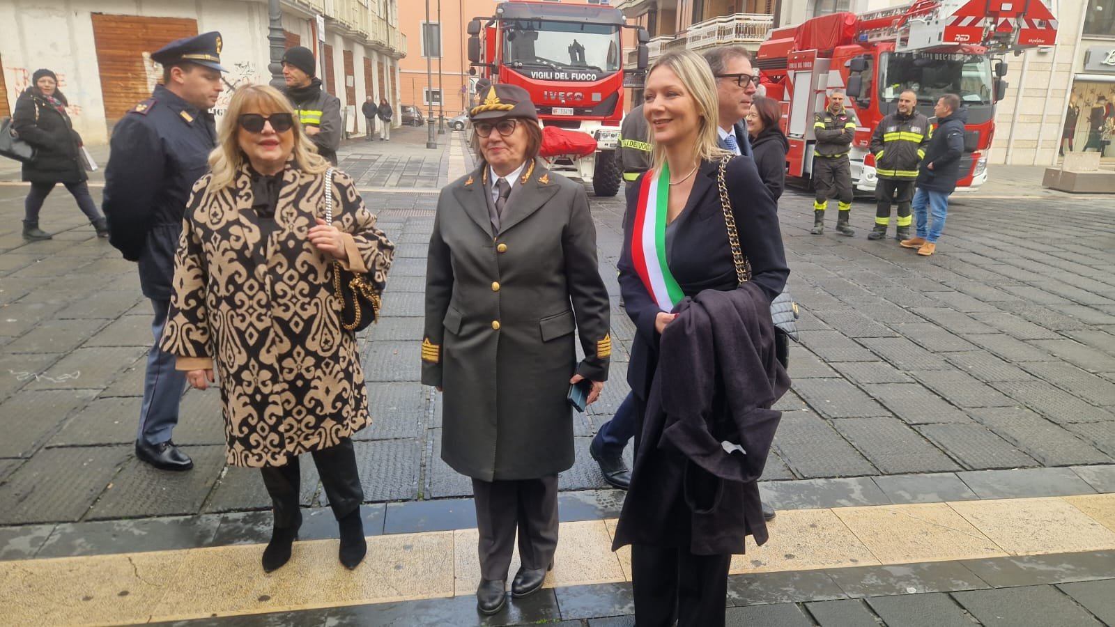 Laura Nargi con la comandante dei vigili del fuoco Maria Angelina D'Agostino e il prefetto Rossana Riflesso