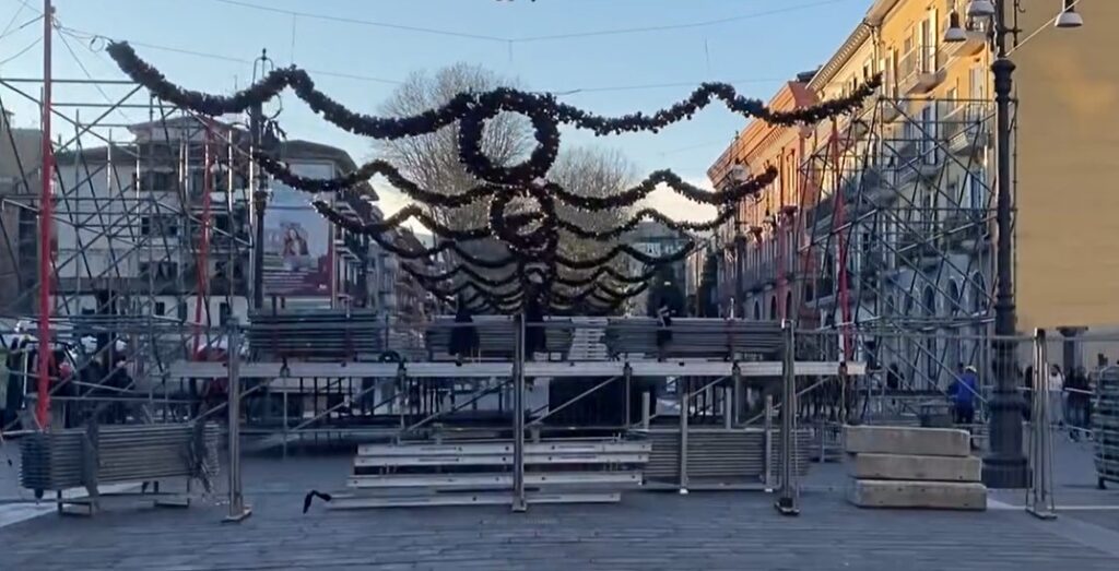 Palco allestimento in corso Vittorio Emanuele Avellino