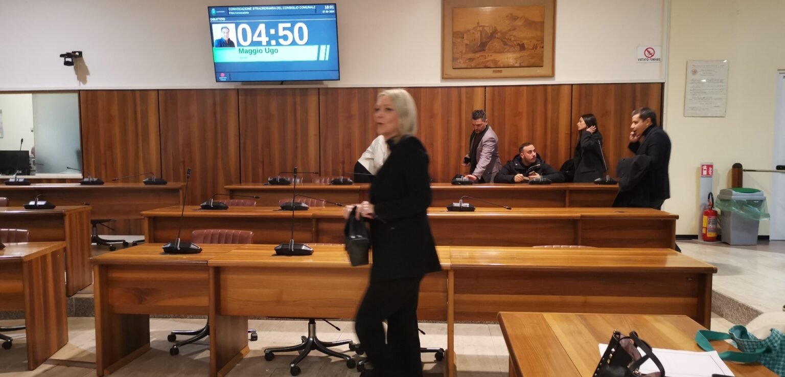 Sindaca Nargi e banchi vuoti in maggioranza