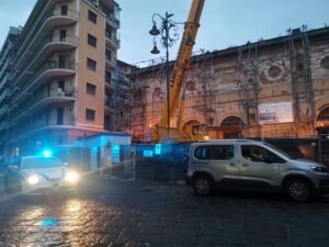 Dogana di Avellino, l'arrivo delle due colonne lignee