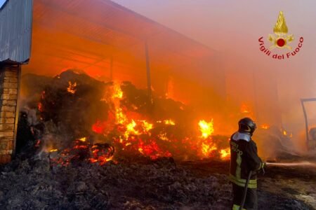 Incendio capannoni agricoli Bisaccia