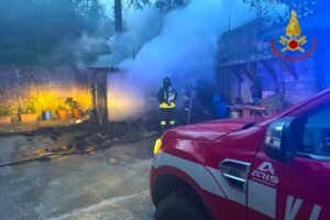 Incendio legnaia Montoro, vigili del fuoco Avellino