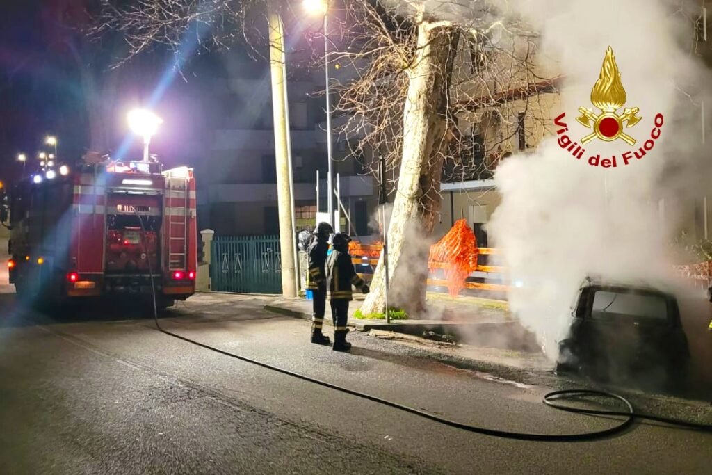 Auto in fiamme in via Matteotti a Mercogliano, sul posto i vigili del fuoco