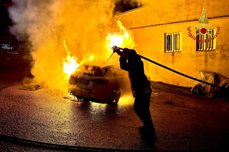 Incendio auto via Francesco Tedesco, Avellino