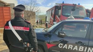 Incendio capannoni Bisaccia carabinieri e vigili del fuoco