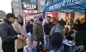 Ines Fruncillo al gazebo di Fratelli d'Italia