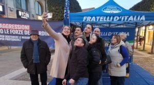 Ines Fruncillo, selfie al gazebo di Fratelli d'Italia