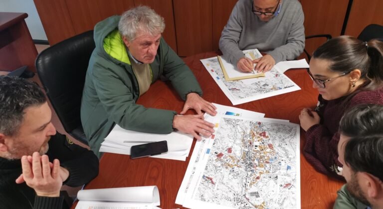 L'assessore Antonio Genovese al tavolo della Commissione Urbanistica