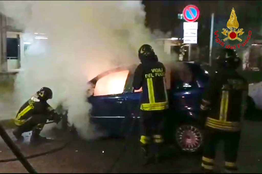 Incendio auto a rione Mazzini