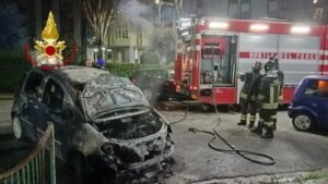 Incendio auto rione Mazzini