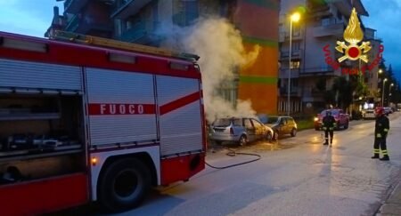 Incendio auto in via Annarumma