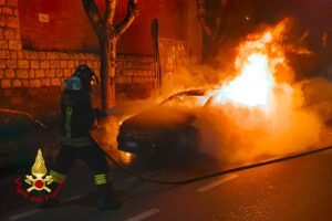 incendio mercedes via cavour vigili del fuoco avellino