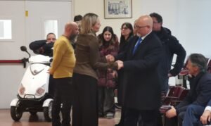 Nargi saluta l'ex sindaco Ciampi dopo la commemorazione in Aula di Rita Sciscio