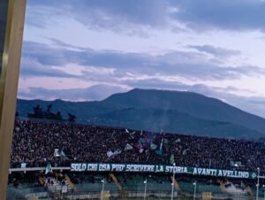 Derby col Benevento, l’abbraccio finale con la Curva Sud (il video)
