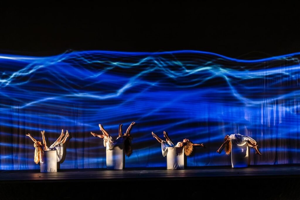 La magia dei Momix conquista il pubblico del Gesualdo, un universo da sogno tra scenografie scintillanti, danza e poesia