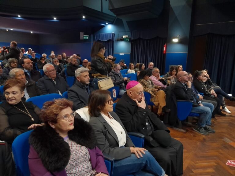 Ariano Irpino, platea dell'incontro pubblico sulla sicurezza con il prefetto Rossana Riflesso