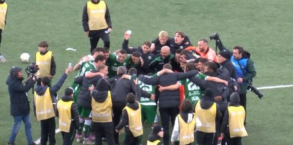 Avellino calcio, Biancolino esulta con i giocatori