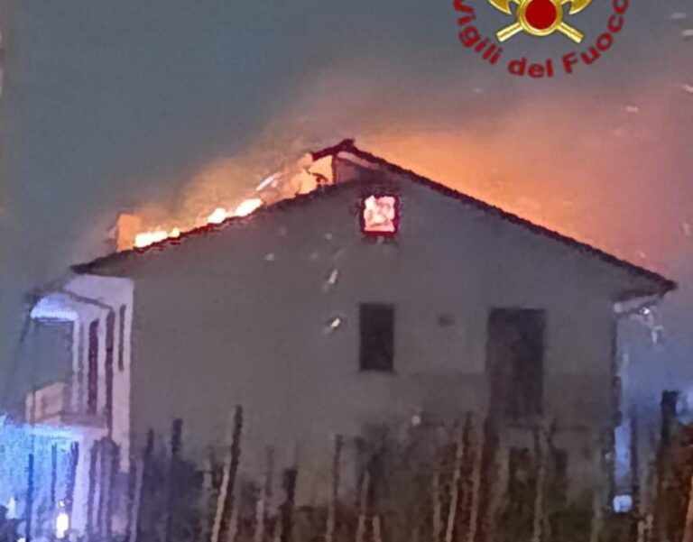 Incendio sottotetto a Paternopoli
