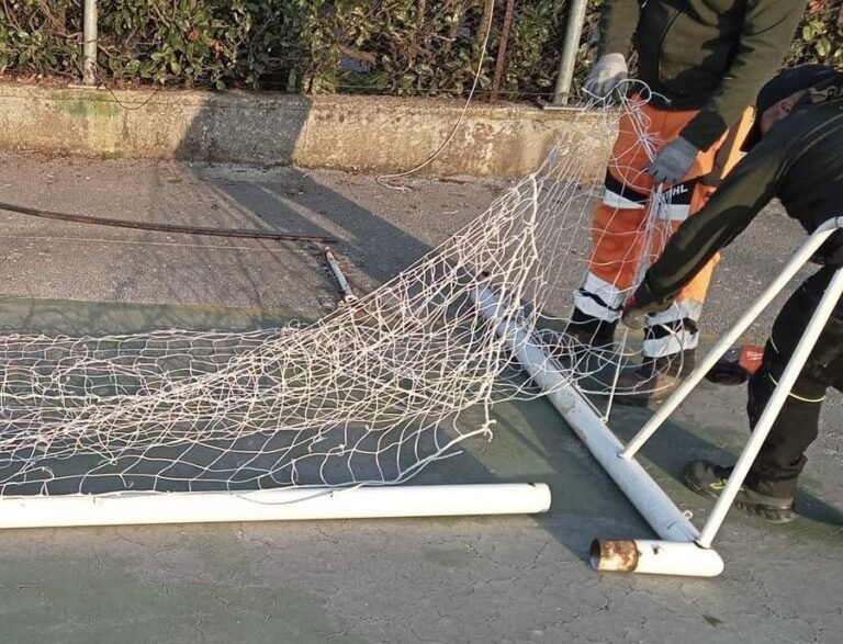 Porta di calcio di rione Valle, via Morosini. Vandali in azione