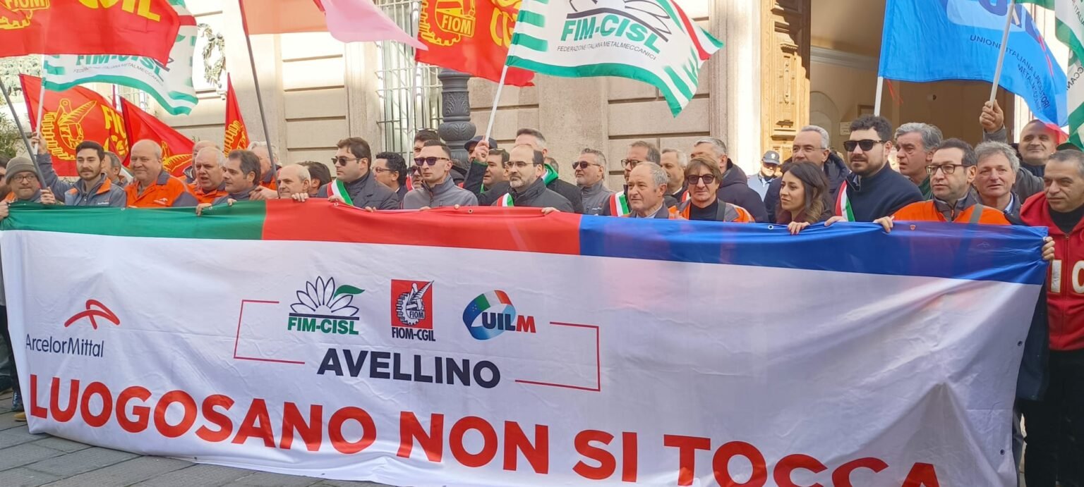 La vertenza ArcelorMittal arriva in Prefettura. La rabbia dei lavoratori: “Cancellati impegno e sacrifici”