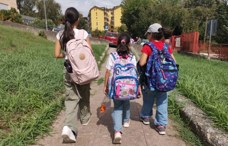 Scuola, bambini zaino in spalla