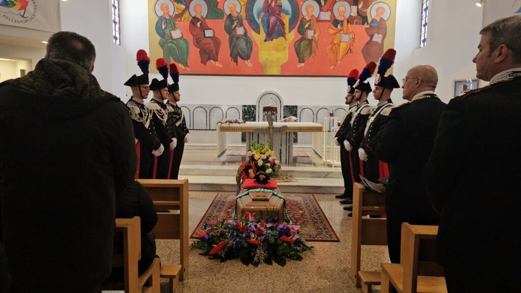 Avellino, lacrime e commozione per l’ultimo saluto all’appuntato dei carabinieri Vergemino