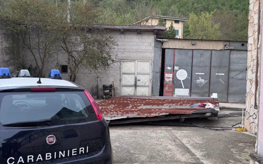 Lamiera scoperchiata a Torrioni, carabinieri sul posto