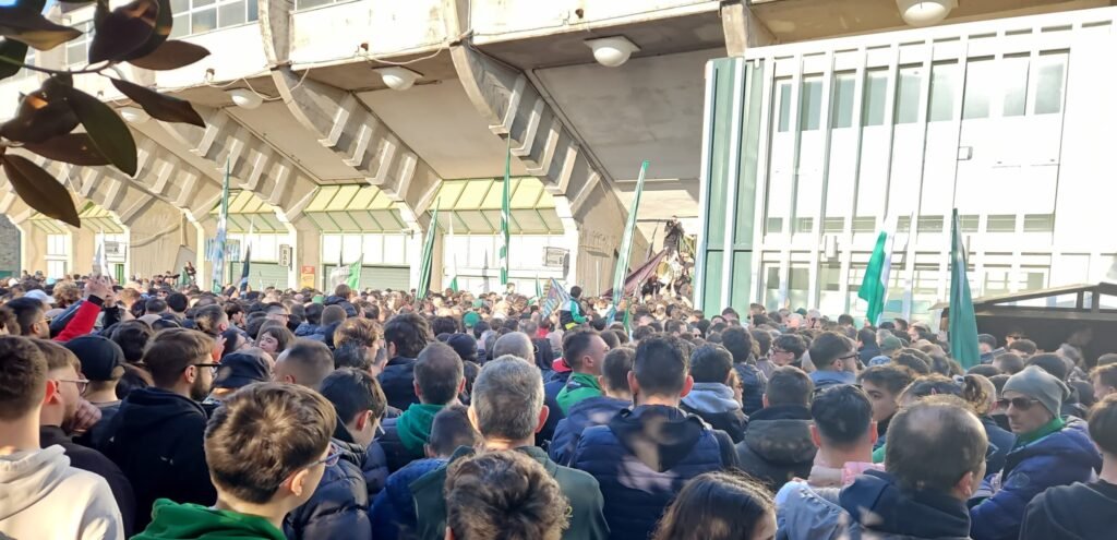 Us Avellino, l’abbraccio dei tifosi alla vigilia del match col Catania. Biancolino: “Gara dell’anno, siamo pronti”. Classifica e capocannonieri