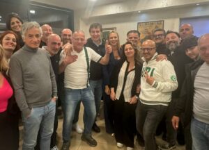 Al centro Mario Dell'Anno, Rino Genovese e la sindaca Laura Nargi festeggiano la promozione in B