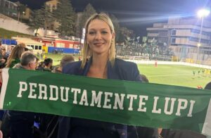 La sindaca Laura Nargi con la sciarpa dell'Avellino