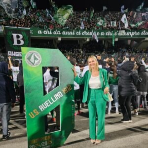 La dedica del sindaco Laura Nargi ai ragazzi della curva celeste: siete con noi, i Lupi sono l’orgoglio di una comunità