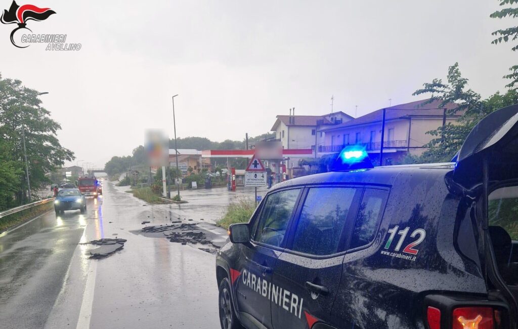 Carabinieri Montemiletto Appia asfalto sgretolato per forte pioggia