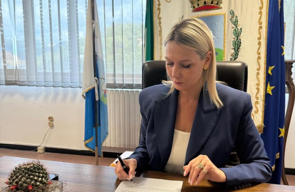 Laura Nargi al tavolo da sindaco di Avellino
