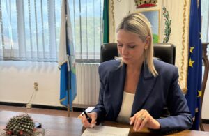 Laura Nargi al tavolo da sindaco di Avellino